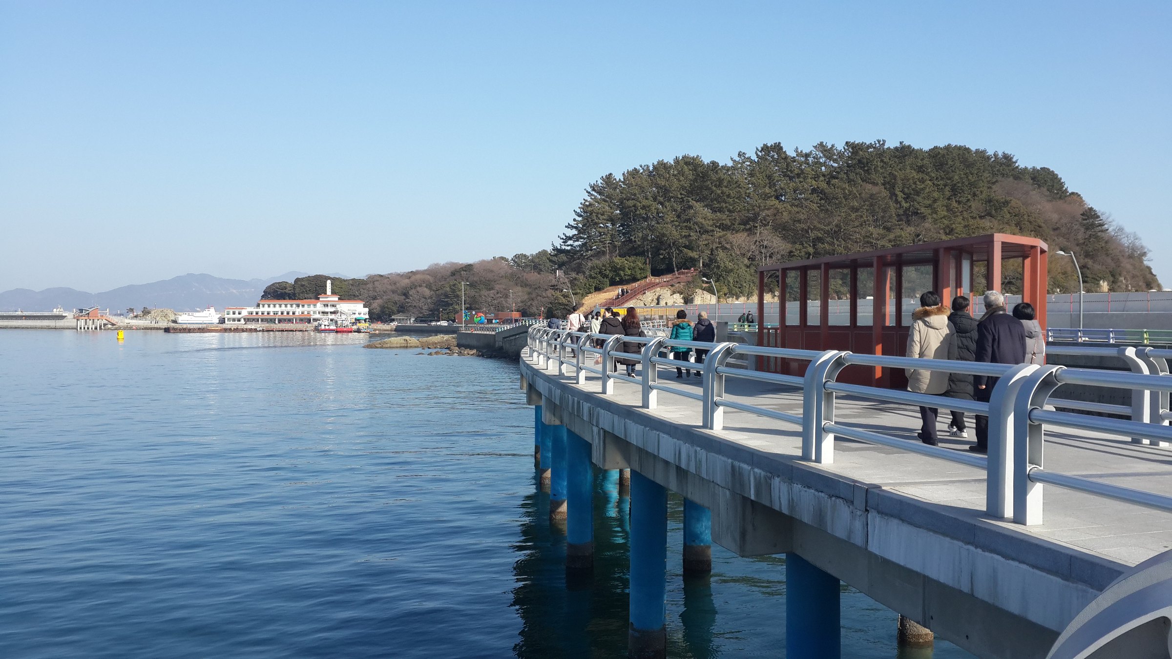 오동도 방향 바다 위 보행교와 여수 해안 풍경
